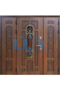 стальная дверь с массивом лиственницы и ковкой