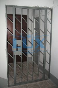 тамбурная решетчатая дверь